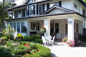 BERNARD GRAY HALL BED AND BREAKFAST a Bed and Breakfast in Niagara-on-the-Lake.  