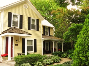 PIANO HOUSE a Cottage, GuestHouse in Niagara on the Lake.  make your own music in this historic home